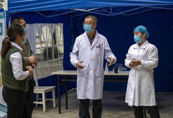 图片包含 人, 站, 建筑, 男人描述已自动生成