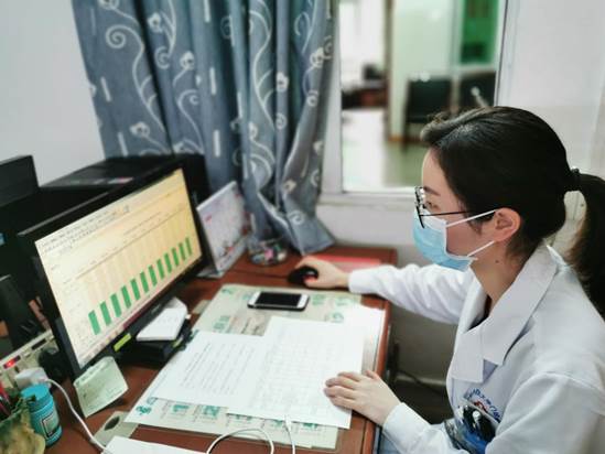 图片包含 桌子, 电脑, 游戏机, 笔记本描述已自动生成