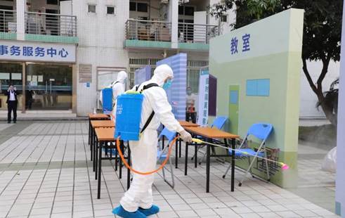 图片包含 建筑, 桌子, 椅子, 男人描述已自动生成